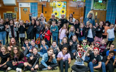 Status Quo drummer, Jeff Rich, helps Linby cum Papplewick C of E children find their inner rock star in drumming masterclass!